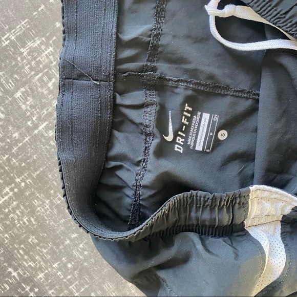 Nike dry fit women’s shorts - Picture 3 of 3